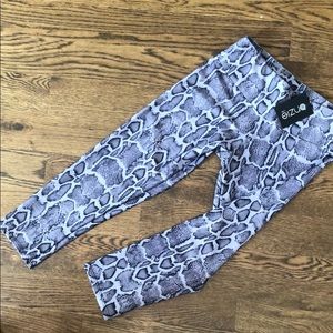 Onzie snake print capri leggings NWT